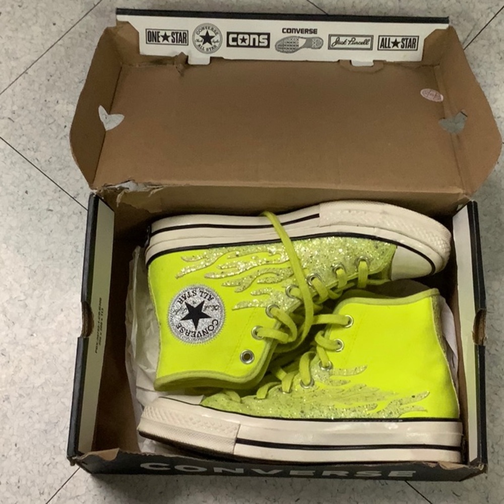 Lemon Venom Converse All-Star size 6 women’s. Good condition with box.